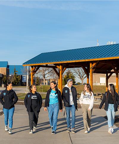 Students walking around 网赌正规真人实体在线平台's Pasco campus